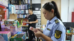 严查‘三无食物’‘毒文具’、过时食物及无证